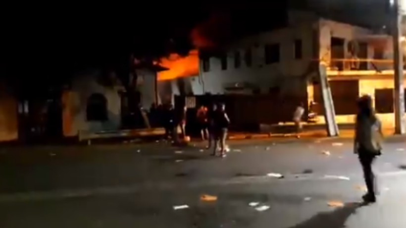 [VIDEO] Colina: en medio de manifestaciones incendio destruyó gran parte de la Gobernación de Chacabuco