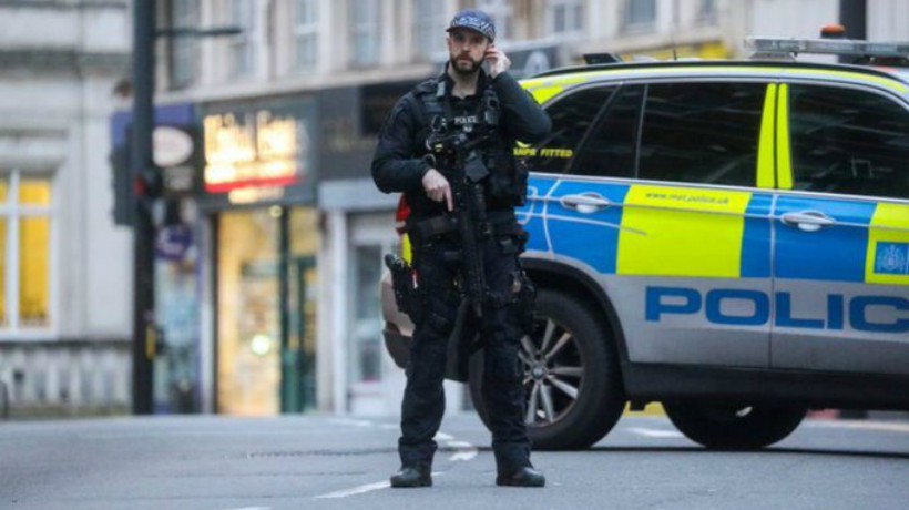 [VIDEO] Terrorista asesinado que hirió a tres personas con un cuchillo en Londres recién había salido de la cárcel