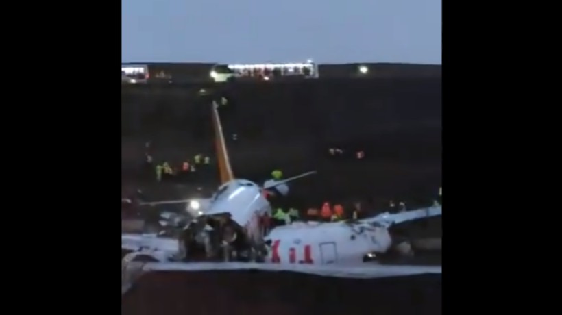 [VIDEO] Estambul: avión se salió de la pista de aterrizaje y se partió en tres partes