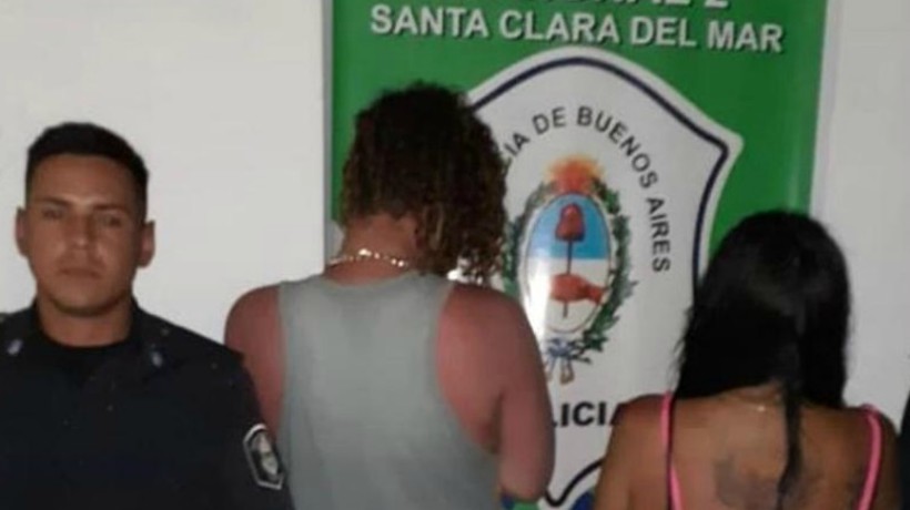 Pareja fue detenida luego de que enterraran a su hija en la arena para meterse al mar en Argentina
