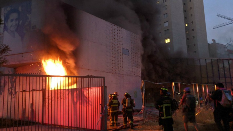 Bomberos trabaja para controlar incendio en el Museo Violeta Parra