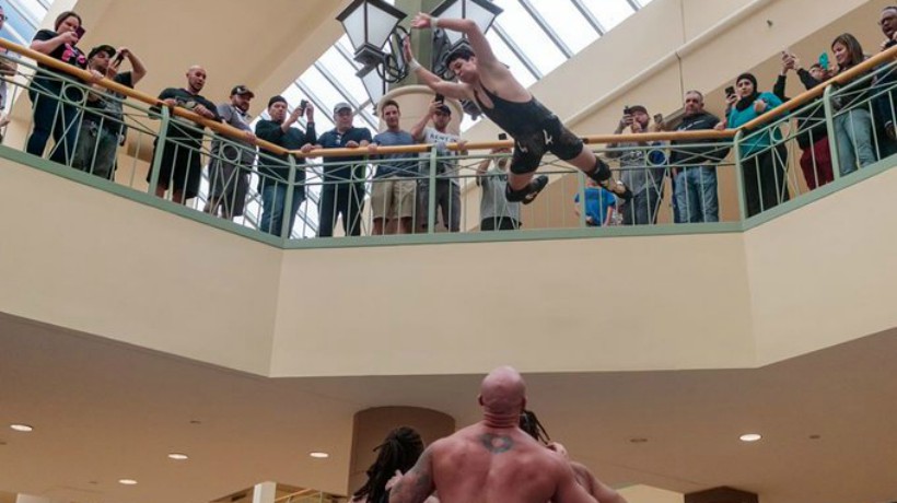 [VIDEO] Mira el espectacular salto del luchador libre PJ Hawx desde el segundo piso de un Mall