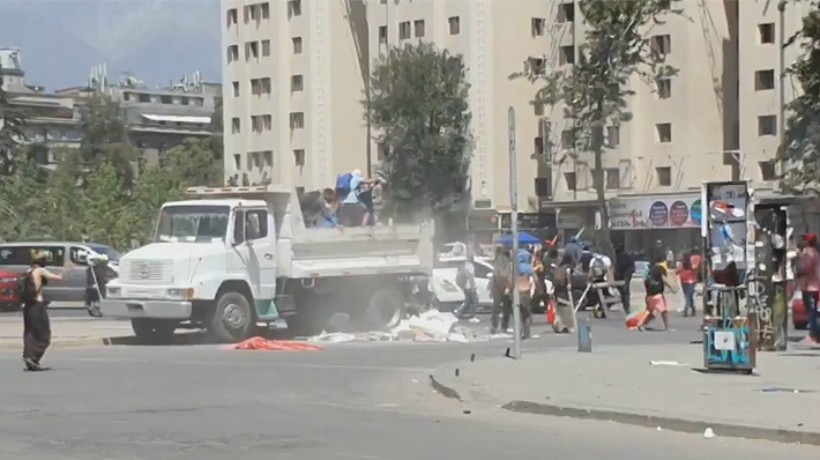 Expulsan del país a extranjero que descargó camión con escombros para apoyar las protestas en Plaza Italia