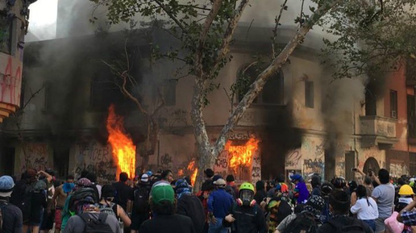 Seremi lamenta incendio en residencia del Minvu en cercanías de Plaza Italia