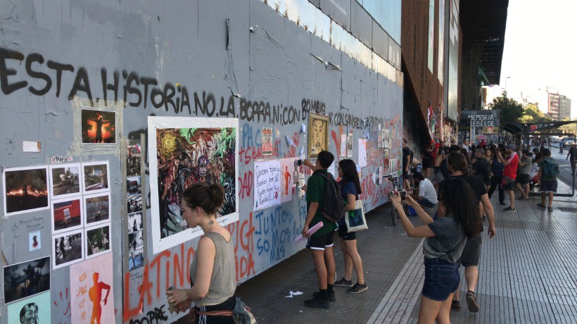 Ciudadanos repintan la fachada del GAM tras sorpresivo borrado de murales