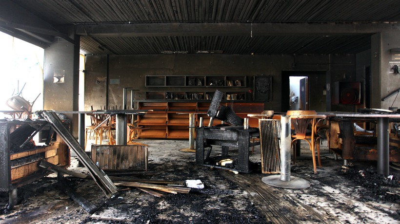 Guevara anunció querellas por incendio en el Café Literario de Providencia