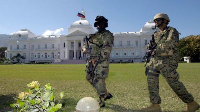 [VIDEO] Soldados se enfrentan a tiros con policías frente al palacio nacional de Haití
