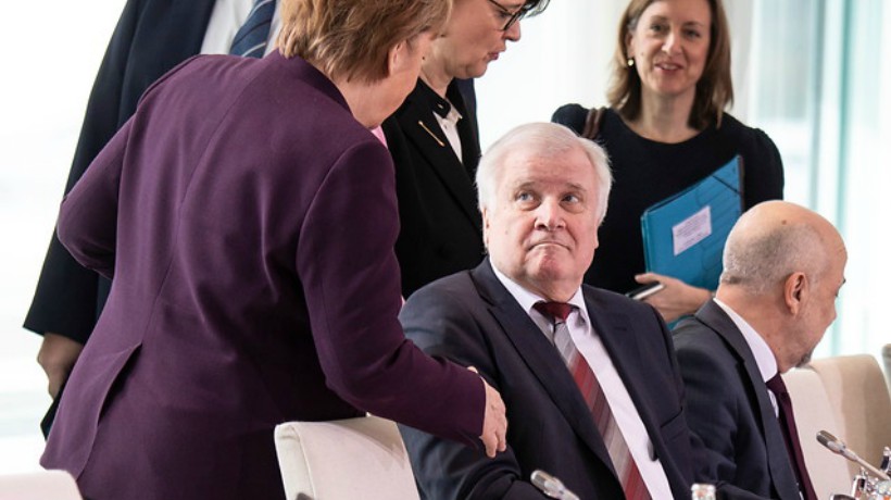 [VIDEO] Ministro alemán evitó estrechar la mano a Merkel como 