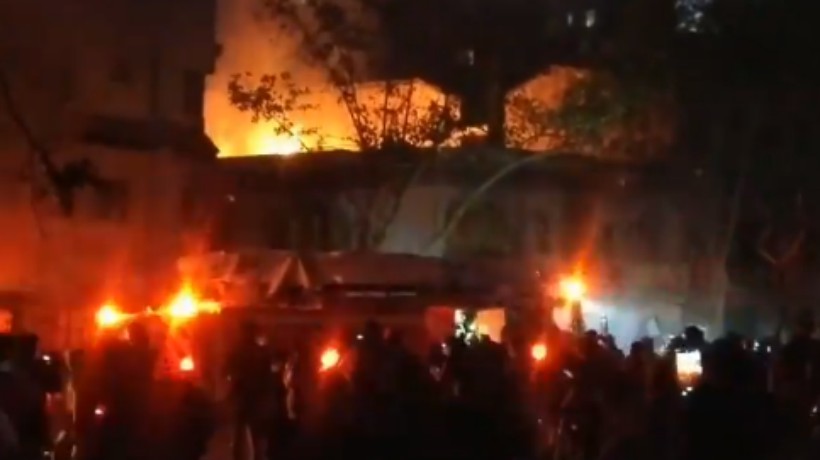 Incendio afectó a casona en el centro de Santiago tras nueva jornada de protestas