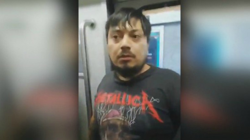 [VIDEO] Metalero que atacó brutalmente a una joven en el metro quedó con firma mensual