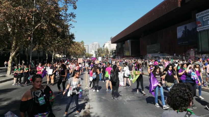 Mujeres comienzan a llegar hasta Plaza Baquedano con motivo de la marcha feminista