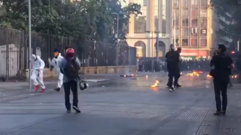 Estudiantes del Instituto Nacional cortaron la Alameda y encendieron barricadas