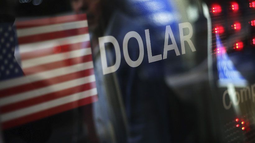 El dólar operó por segunda día seguido a la baja y cerró por debajo de los $850