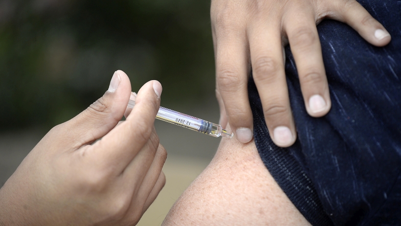 Clínica realiza vacunas contra la influenza a pacientes dentro de sus autos