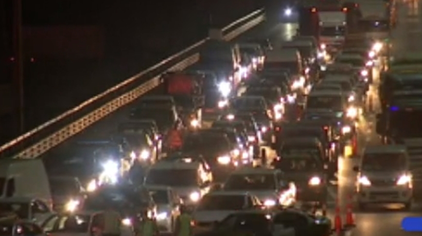Gran congestión vehícular se registra en salida sur de Santiago por controles sanitarios