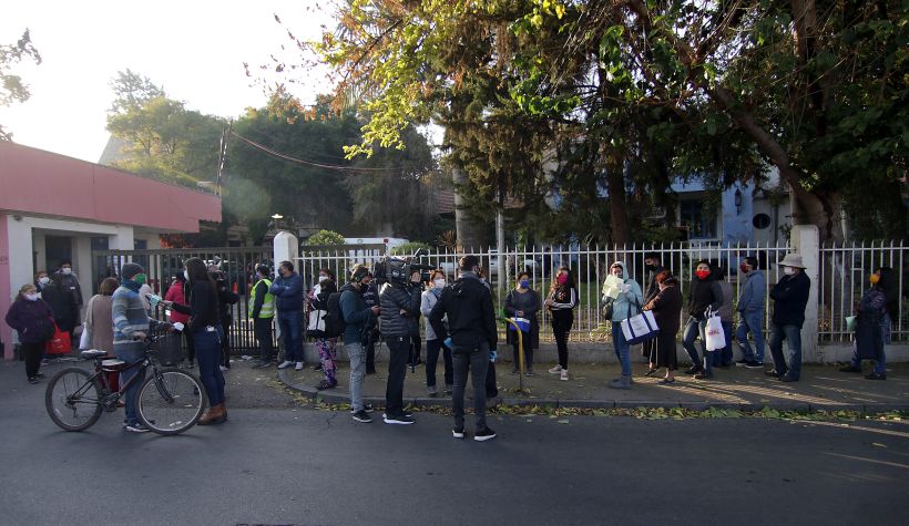 Gran aglomeración de personas se produjo en el Hospital Félix Bulnes para el retiro de medicamentos