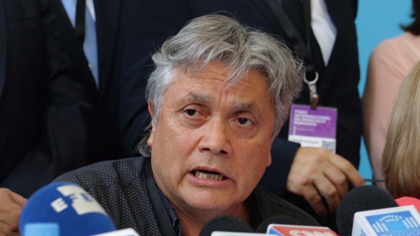 Navarro apunta a una acusación constitucional contra Piñera por mandato a funcionarios públicos