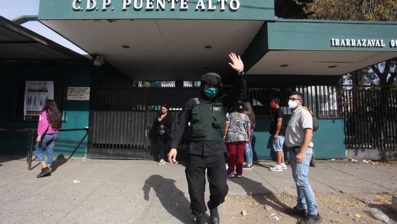 Gendarmería trasladó a 86 reclusos desde la Cárcel de Puente Alto al Penal de Talagante