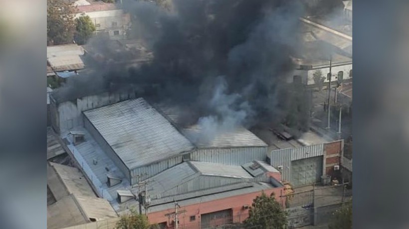 Incendio afecta galpón en comuna de Santiago