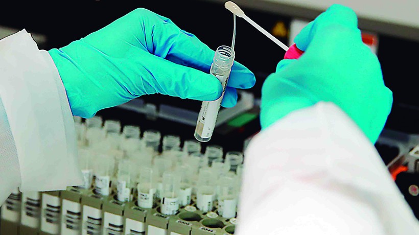 Varios centros de hospitalarios suspenden toma de exámenes PCR en Santiago por 