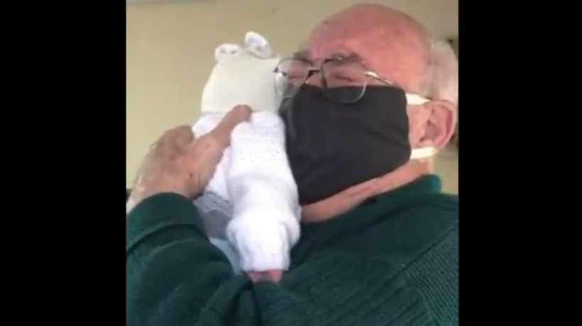 [VIDEO] Emotivo registro de abuelo que conoció a su bisnieto tras dos meses de estar cuarentena se volvió viral en las redes