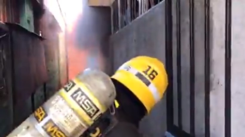[VIDEO] Incendio afecta a cité en Estación Central y deja al menos 30 familias daminificadas