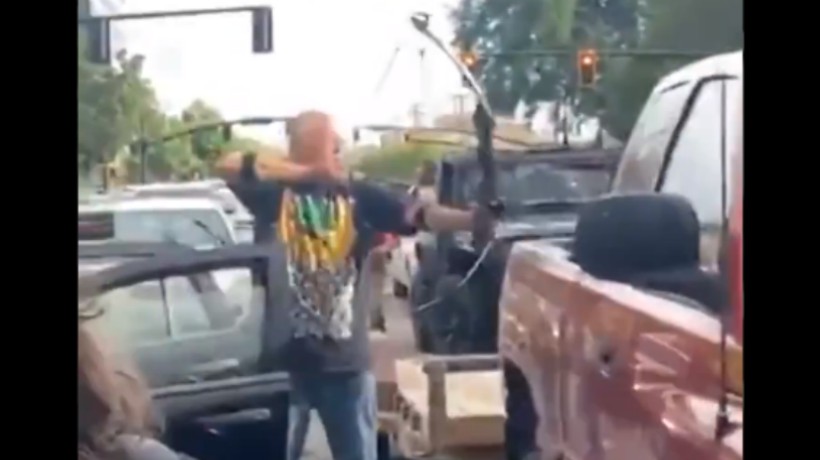 [VIDEO] EE.UU.: Hombre fue golpeado tras apuntar con un arco a manifestantes