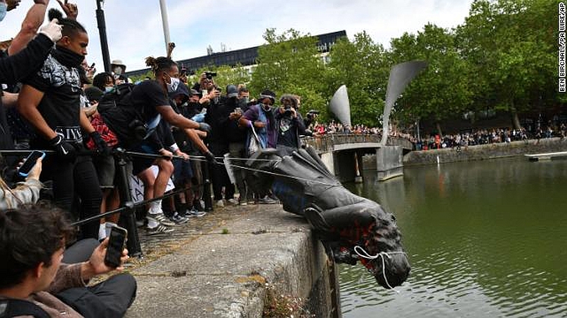 [VIDEO] Derriban y tiran a un río la estatua de un comerciante de esclavos en Gran Bretaña