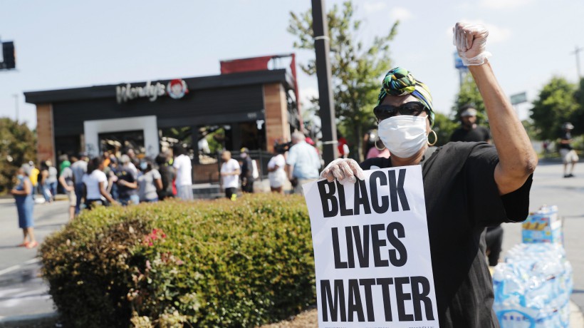 Un policía de Atlanta fue despedido y otro fue suspendido tras la muerte de un hombre negro