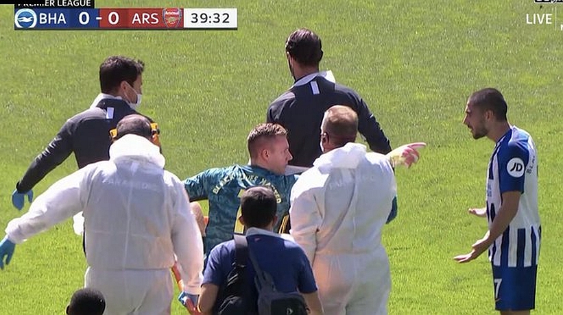 [VIDEO] Arquero del Arsenal sufre dura lesión tras choque con jugador del Brighton