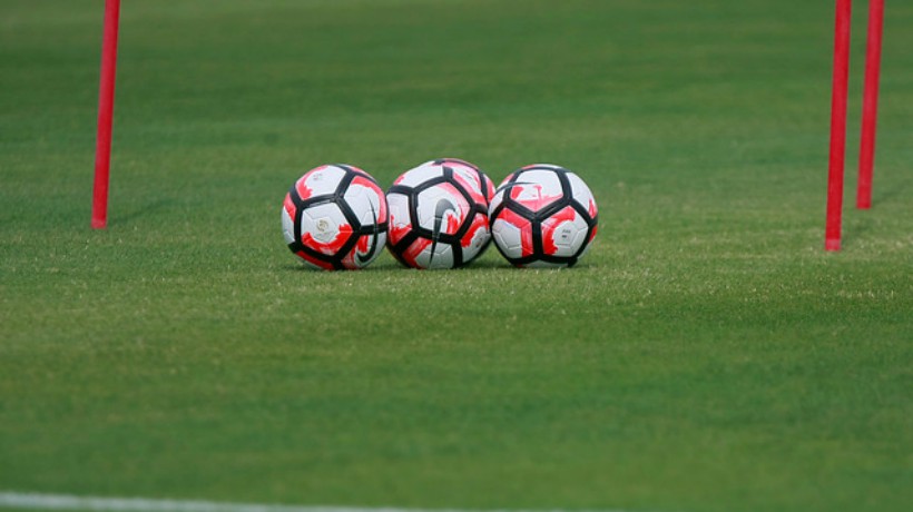 Ministro Paris anunció que revisarán protocolo para el retorno del fútbol