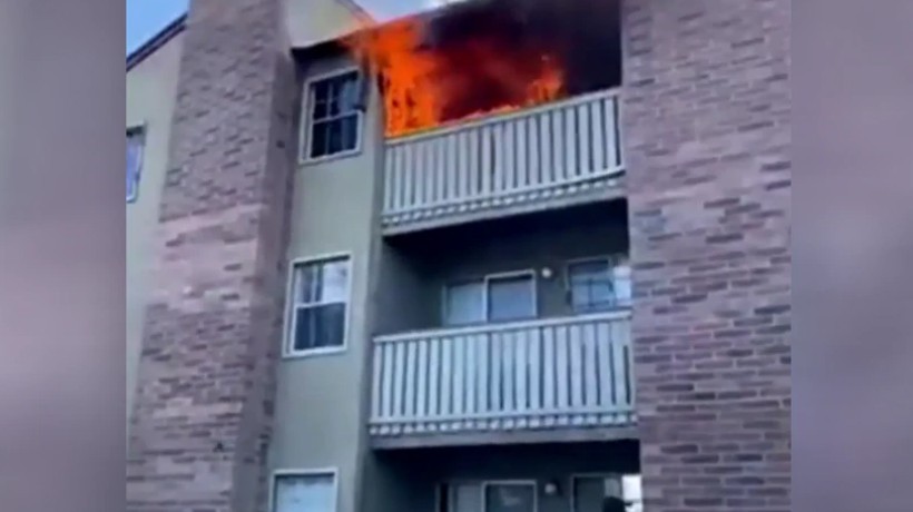 [VIDEO] Ex atleta salvó la vida de un niño arrojado por su madre desde un edificio en llamas en EE.UU.