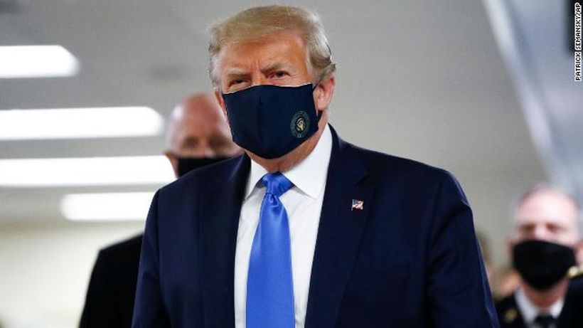 Trump usa mascarilla en público por primera vez durante visita a hospital militar