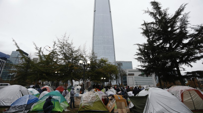 Ciudadanos bolivianos están acampando en el consulado de Providencia