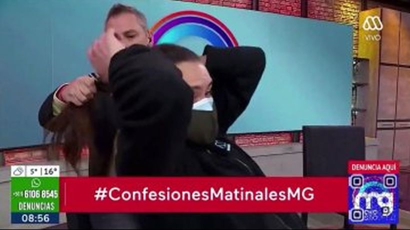 [VIDEO] José Miguel Viñuela es criticado en redes sociales tras cortarle en vivo el pelo a un camarógrafo