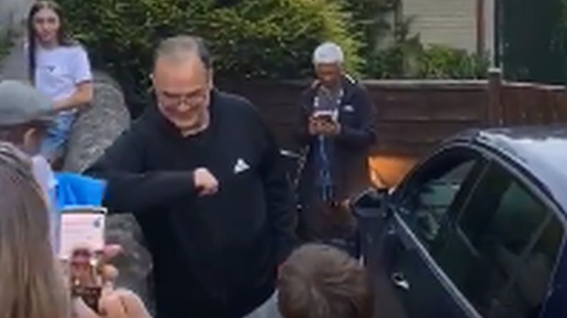 [VIDEO] Bielsa agradece a vecinos que llegaron a saludarlo y celebrar ascenso del Leeds United