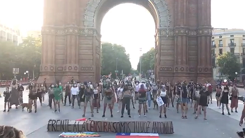 Mujeres realizan intervención en Barcelona en rechazo al dictamen judicial contra Pradenas