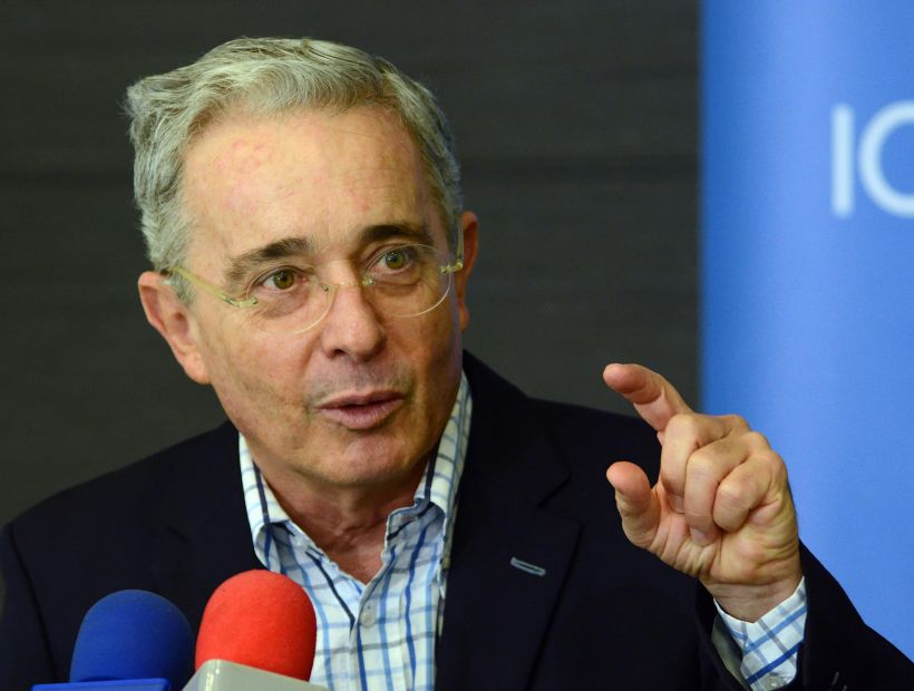 Justicia ordenó arresto domiciliario para ex presidente de Colombia Álvaro Uribe