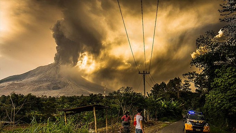 [VIDEO] Entró en erupción el volcán Sinabung en la isla de Sumatra