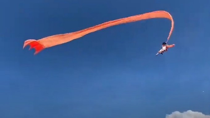 [VIDEO] Momentos de pánico: niña de 3 años salió volando al engancharse en un volantín gigante