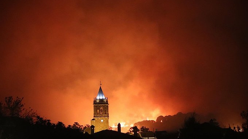 Incendio forestal fuera de control obliga a evacuar a 3.100 personas en España