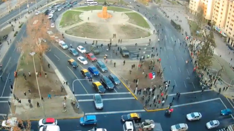Manifestantes se congregan en Plaza Italia: Carabineros intervino con carros lanza agua
