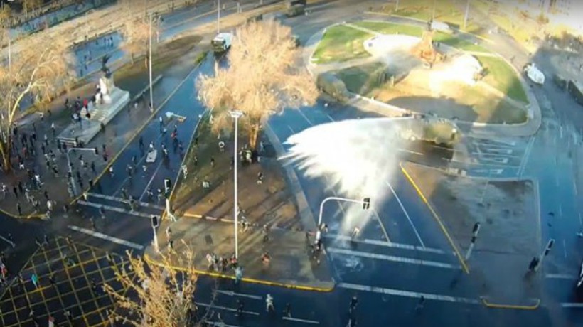 [VIDEO] Carabineros dispersa a manifestantes en las inmediaciones de Plaza Italia