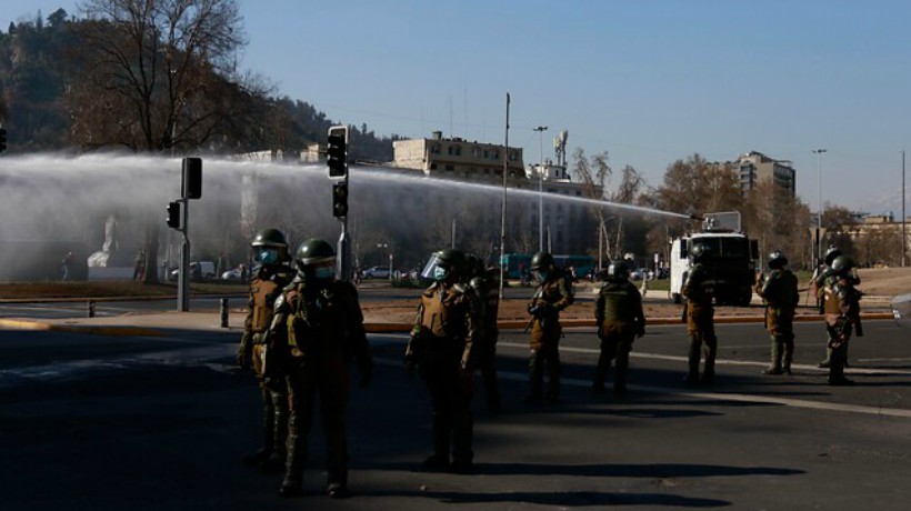 [VIDEO] Carabineros dispersa a manifestantes en las inmediaciones de Plaza Italia