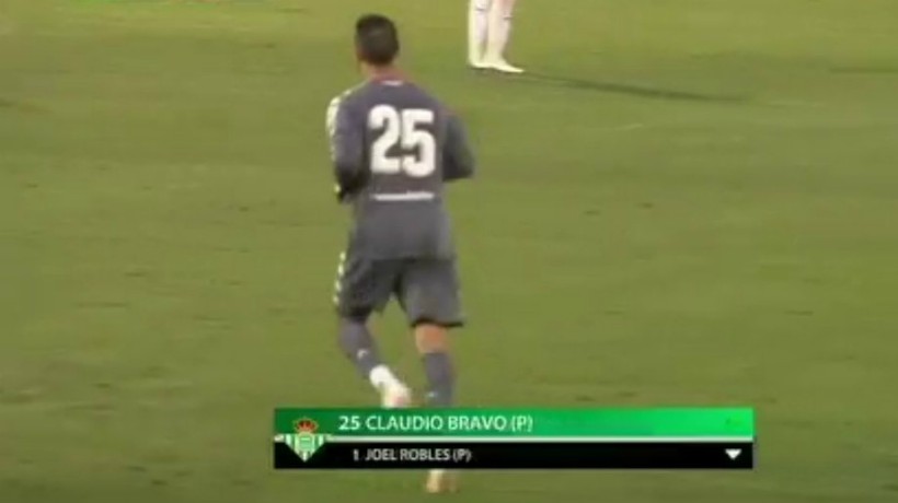 [VIDEO] Se llena de elogios: El registro que demuestra el liderazgo de Claudio Bravo en el Real Betis