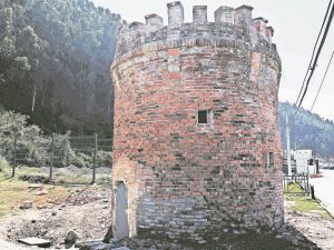 Historiador explica el origen del torreón hallado tras la maleza en  Talcahuano