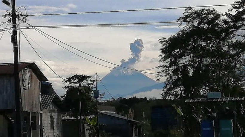 [VIDEO] Ceniza de volcán en erupción cubre Guayaquil y paraliza su aeropuerto