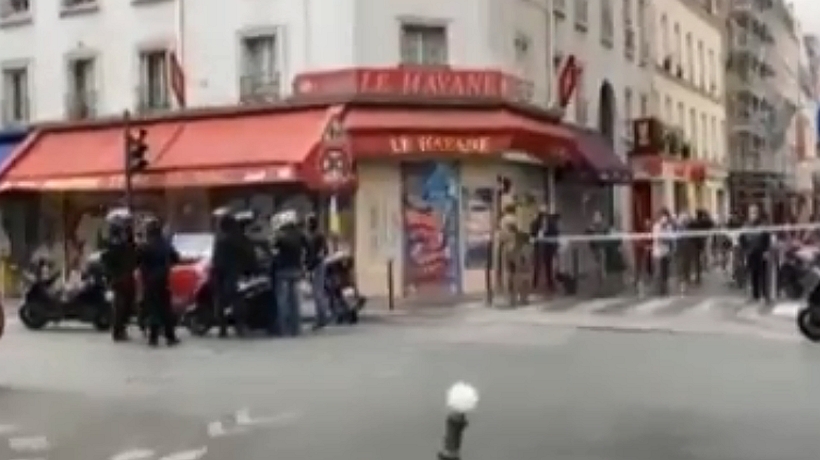 Al menos dos personas resultaron heridas tras ataque con arma blanca en la ex sede de Charlie Hebdo
