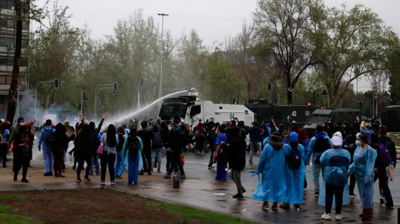 Cientos de manifestantes se reúnen en alrededores de Plaza Italia: Carabineros actuó con carro lanza aguas