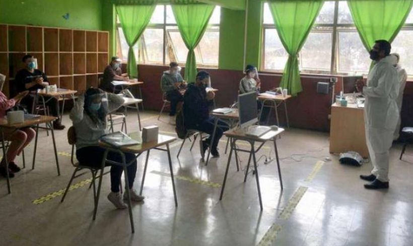 Reapertura de colegios en la RM sólo convocó a 19 estudiantes